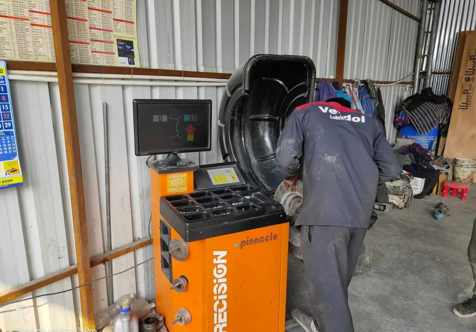 Technician using the wheel balancing machine